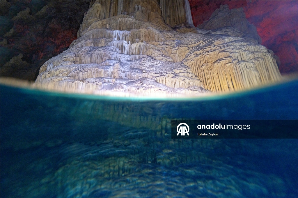 Подводная камера запечатлела красоты озера в пещере Гилиндире