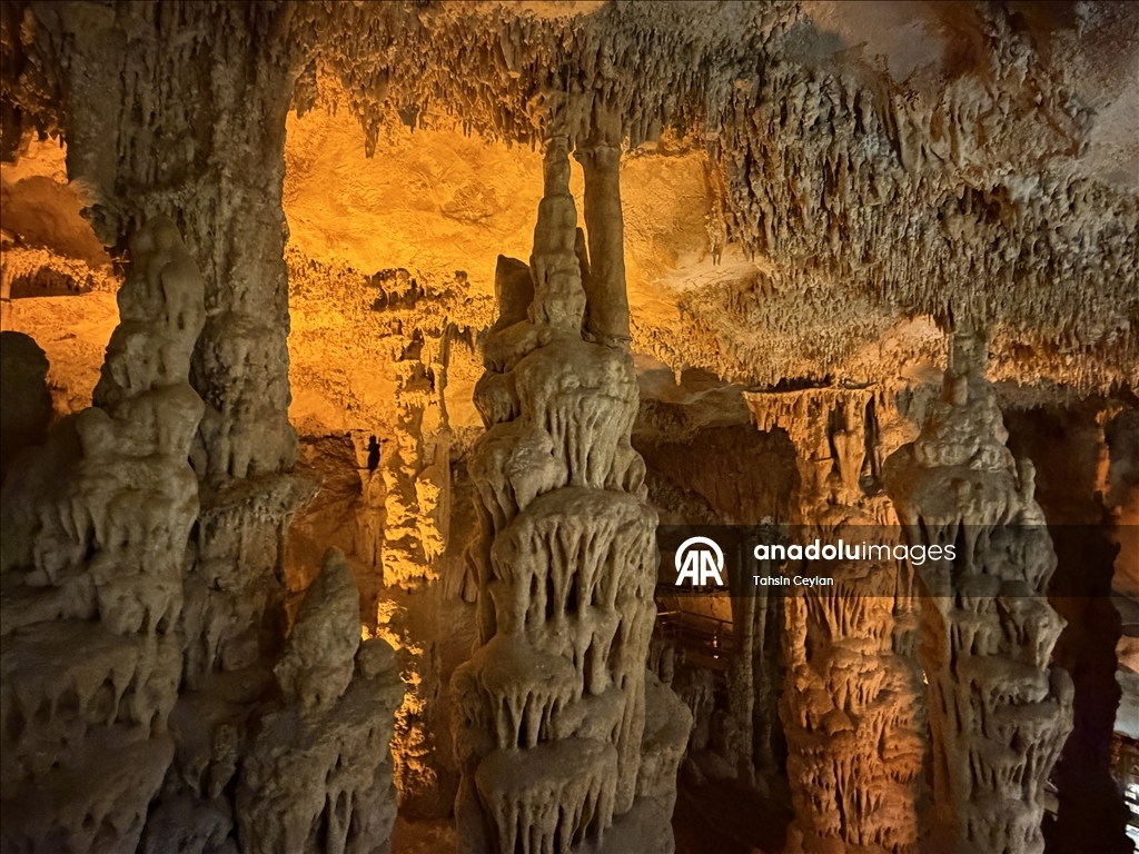 Подводная камера запечатлела красоты озера в пещере Гилиндире