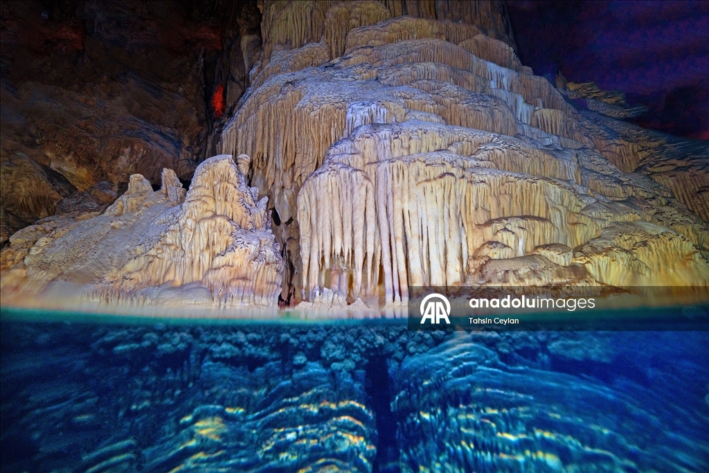 Подводная камера запечатлела красоты озера в пещере Гилиндире