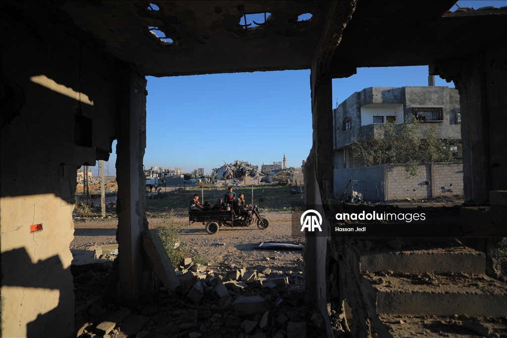 Жизнь в тени разрушений в лагере Нусейрат в Газе