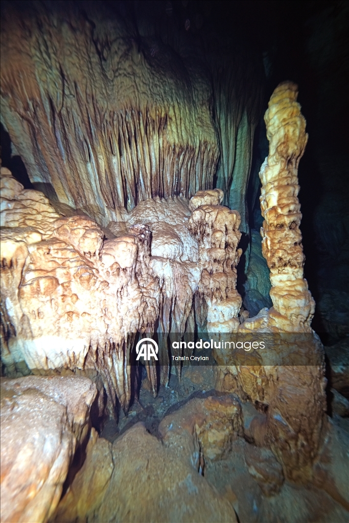 Подводная камера запечатлела красоты озера в пещере Гилиндире