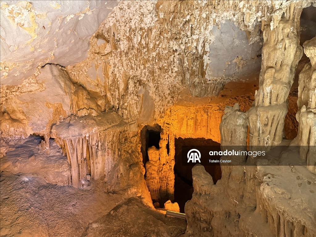 Подводная камера запечатлела красоты озера в пещере Гилиндире