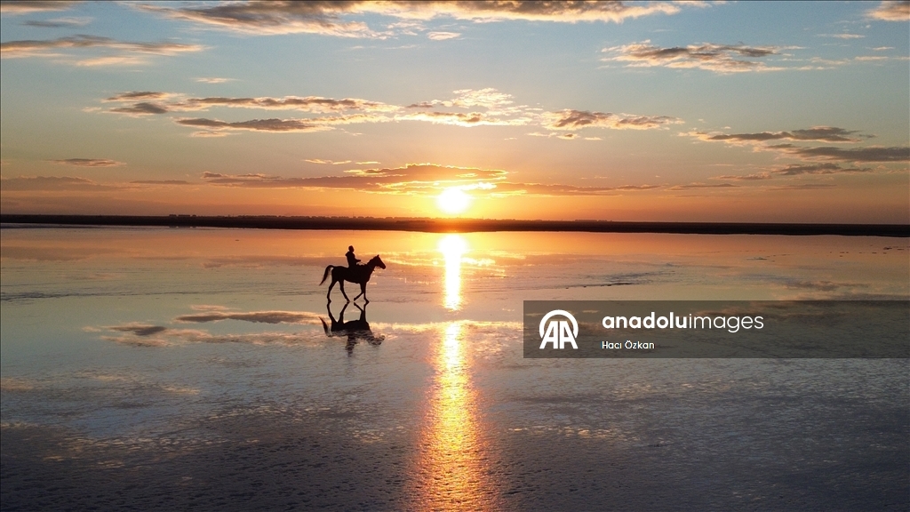 Red-hued sunset creates scenic views at Salt Lake in Turkiye’s Aksaray