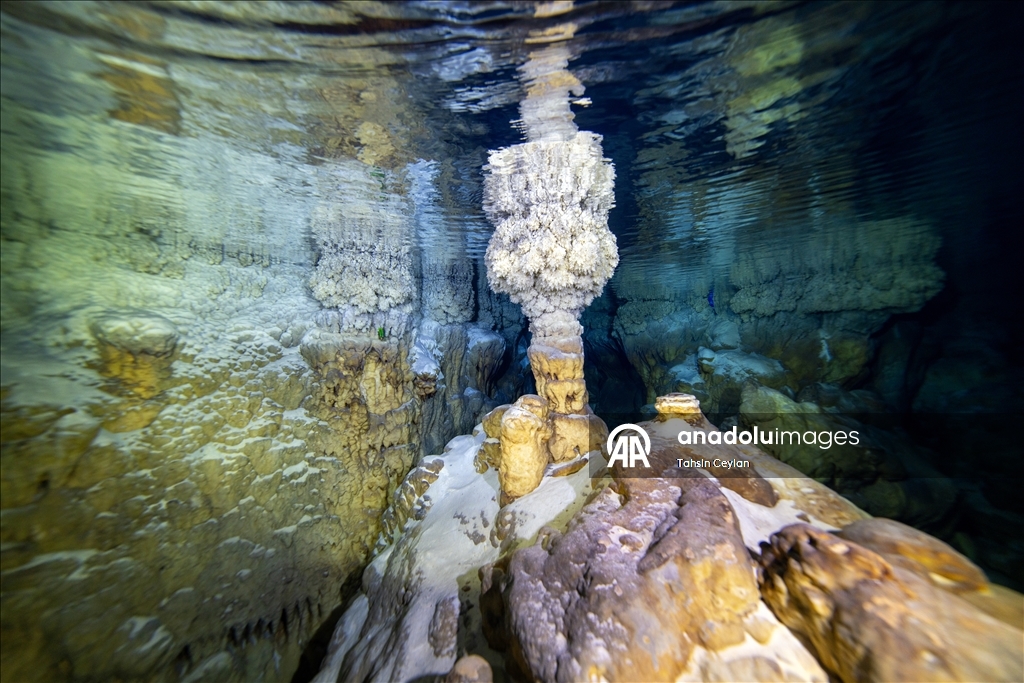 Подводная камера запечатлела красоты озера в пещере Гилиндире