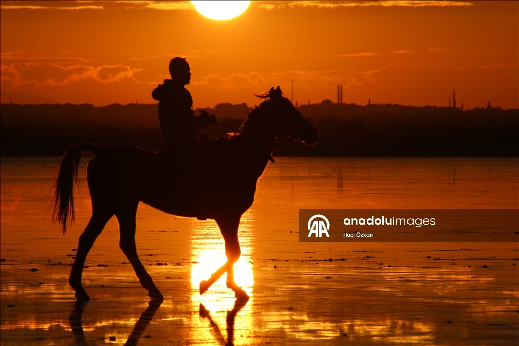 Red-hued sunset creates scenic views at Salt Lake in Turkiye’s Aksaray