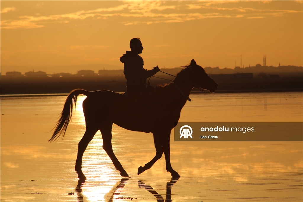 Red-hued sunset creates scenic views at Salt Lake in Turkiye’s Aksaray