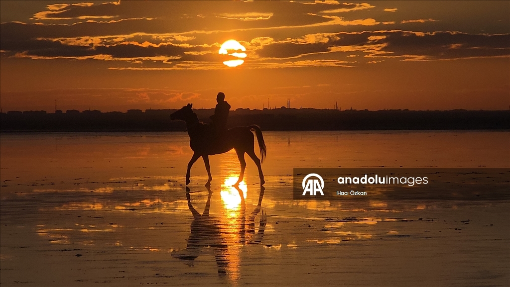 Red-hued sunset creates scenic views at Salt Lake in Turkiye’s Aksaray
