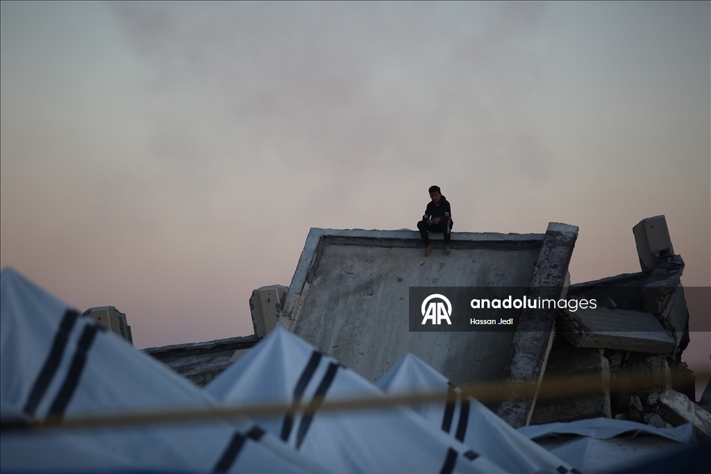 Жизнь в тени разрушений в лагере Нусейрат в Газе