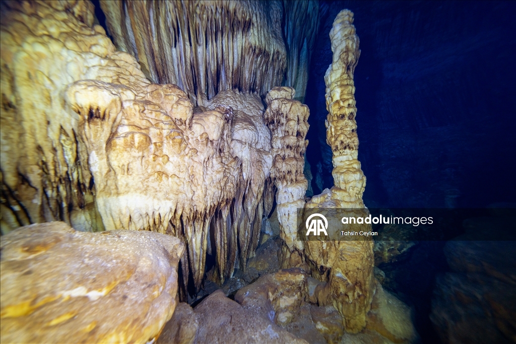 Подводная камера запечатлела красоты озера в пещере Гилиндире