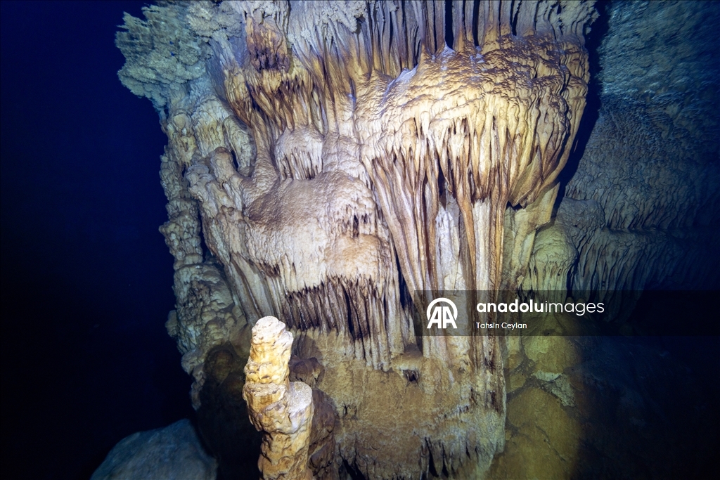 Подводная камера запечатлела красоты озера в пещере Гилиндире