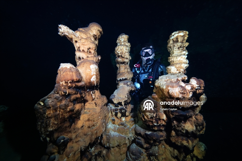 Подводная камера запечатлела красоты озера в пещере Гилиндире