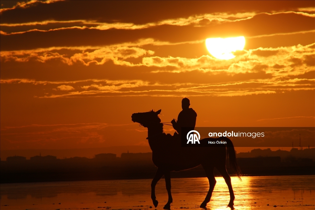 Red-hued sunset creates scenic views at Salt Lake in Turkiye’s Aksaray