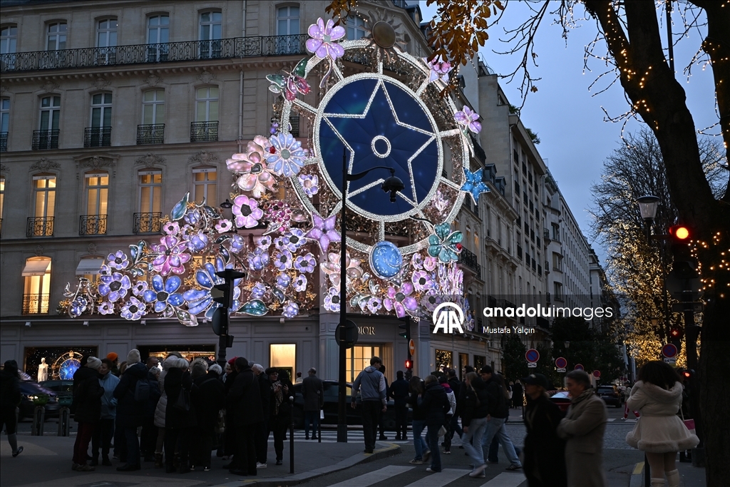 Рождественские украшения в парижской штаб-квартире Dior впечатляют