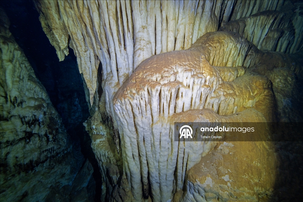 Подводная камера запечатлела красоты озера в пещере Гилиндире