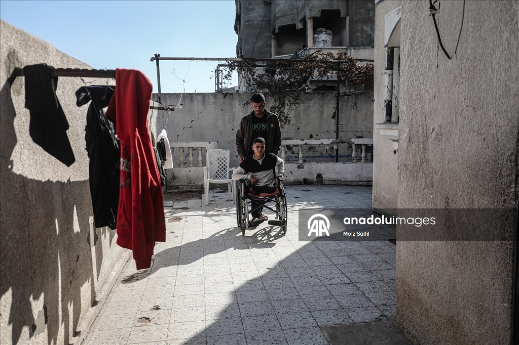 İsrail saldırısında iki bacağını kaybeden Gazzeli çocuk, eğitim hayatına dönmenin hayalini kuruyor