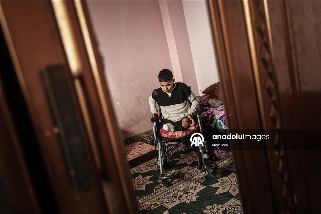 İsrail saldırısında iki bacağını kaybeden Gazzeli çocuk, eğitim hayatına dönmenin hayalini kuruyor