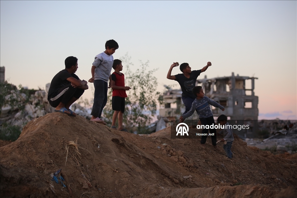 Жизнь в тени разрушений в лагере Нусейрат в Газе