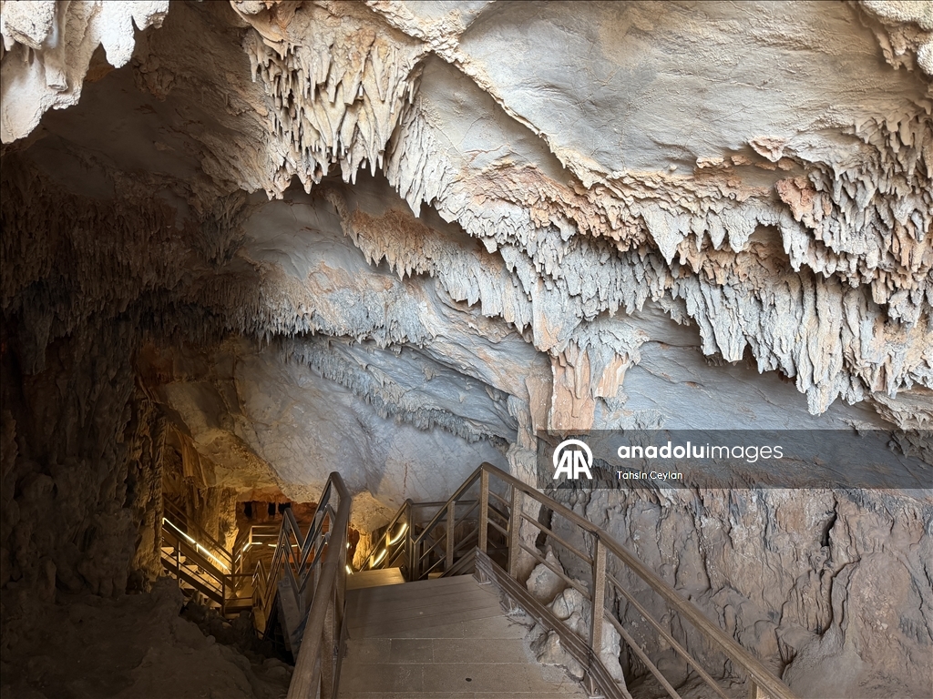 Подводная камера запечатлела красоты озера в пещере Гилиндире