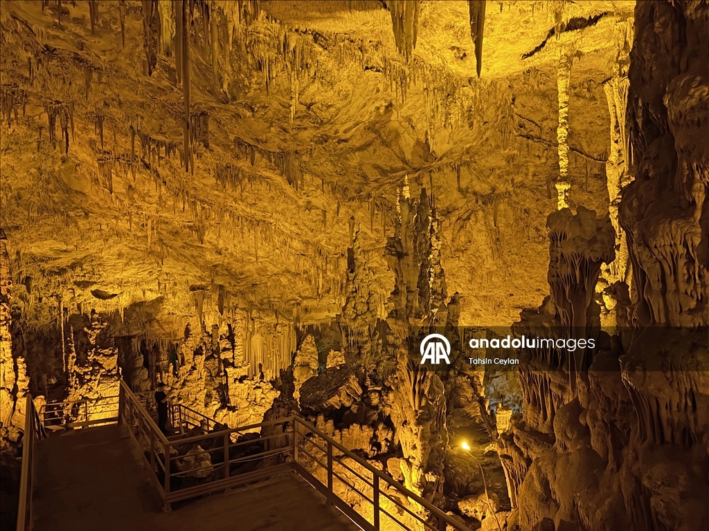 Подводная камера запечатлела красоты озера в пещере Гилиндире