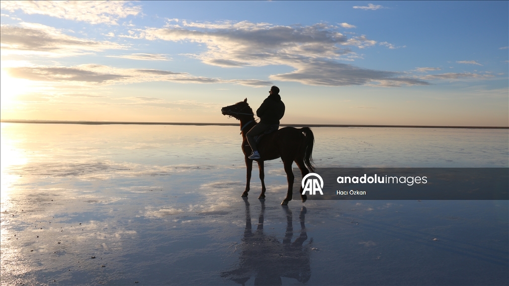 Red-hued sunset creates scenic views at Salt Lake in Turkiye’s Aksaray