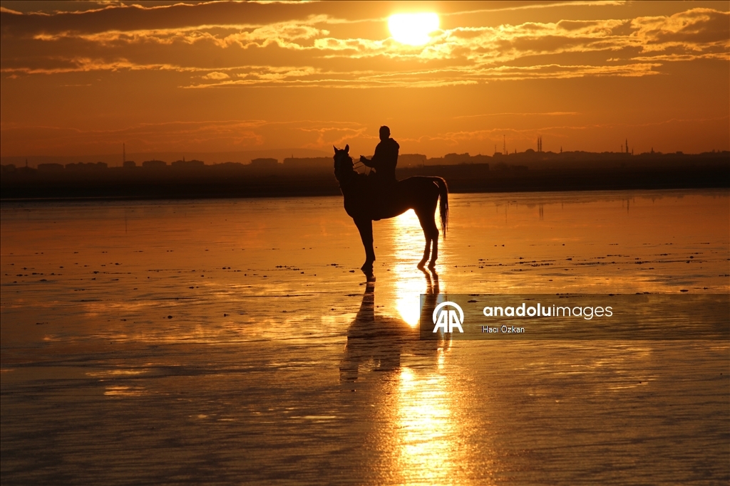 Tuz Gölü'nde gün batımı kızıl tonlarıyla görsel şölen oluşturdu