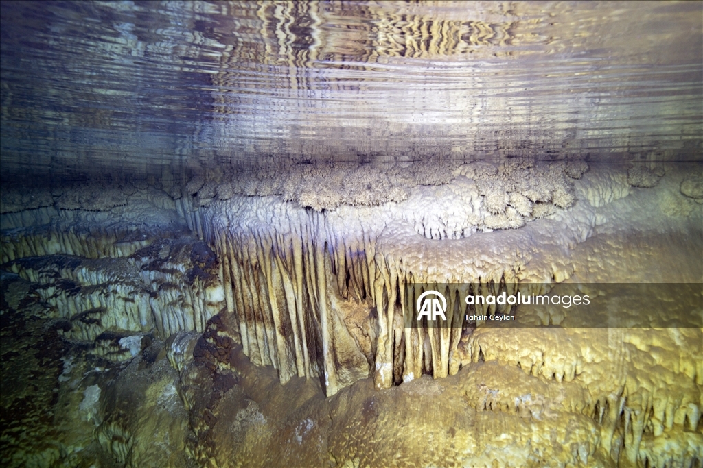 Подводная камера запечатлела красоты озера в пещере Гилиндире