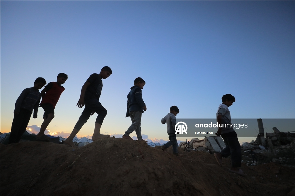 Жизнь в тени разрушений в лагере Нусейрат в Газе