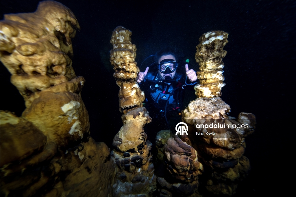 Подводная камера запечатлела красоты озера в пещере Гилиндире