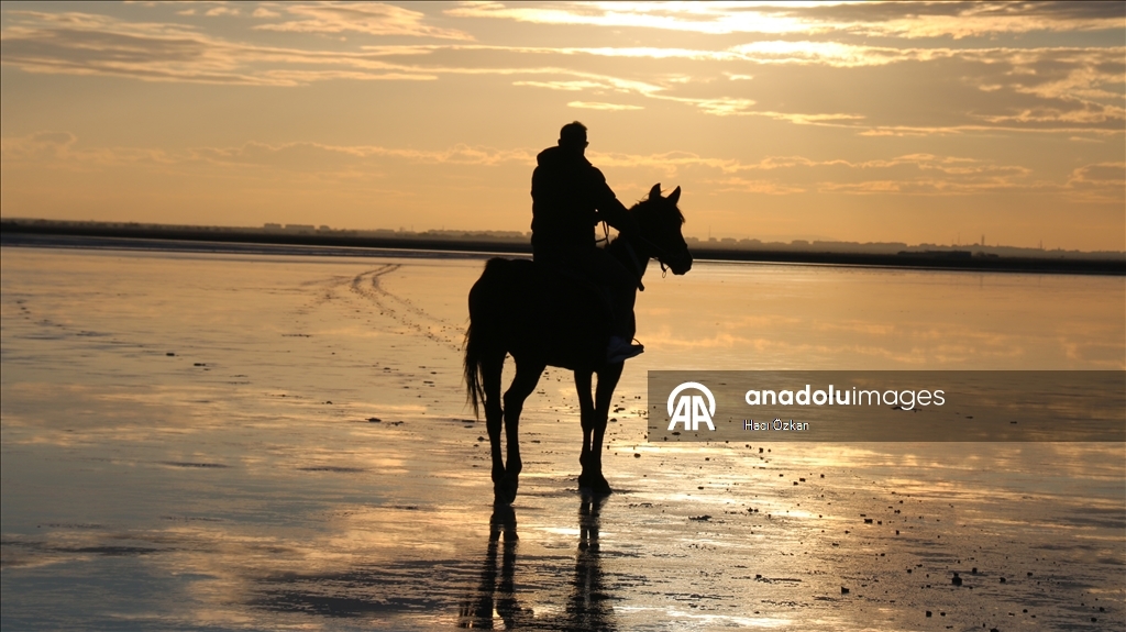 Tuz Gölü'nde gün batımı kızıl tonlarıyla görsel şölen oluşturdu