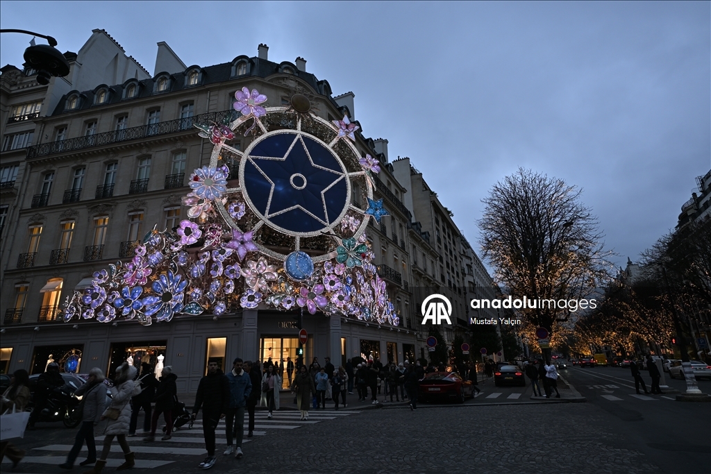 Рождественские украшения в парижской штаб-квартире Dior впечатляют