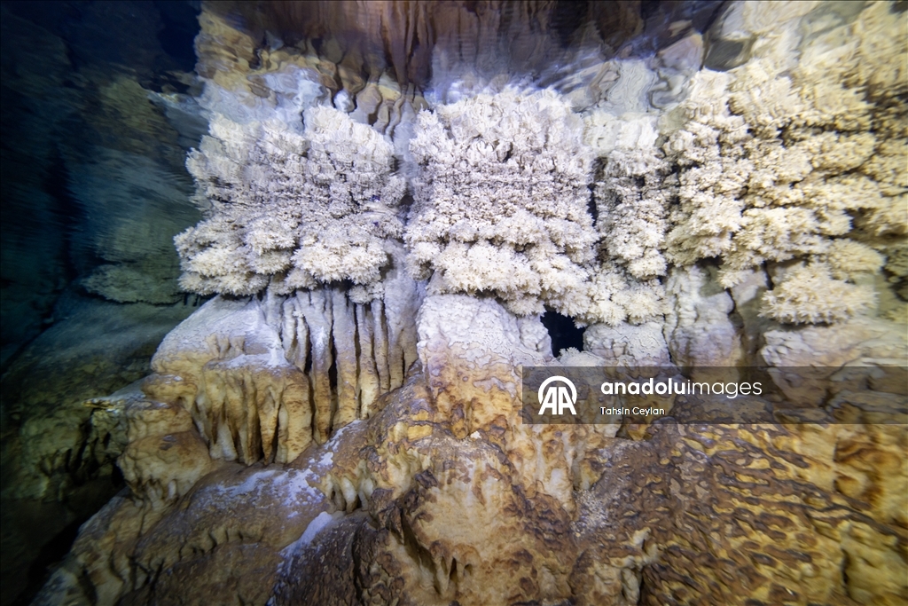 Подводная камера запечатлела красоты озера в пещере Гилиндире