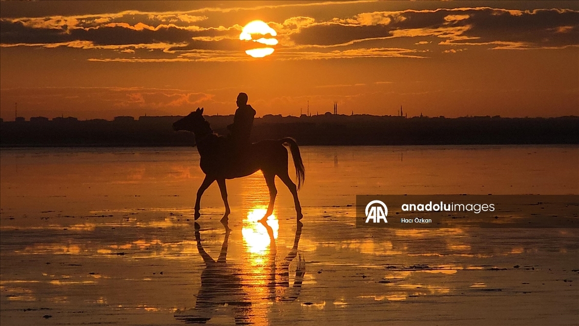 Tuz Gölü'nde gün batımı kızıl tonlarıyla görsel şölen oluşturdu