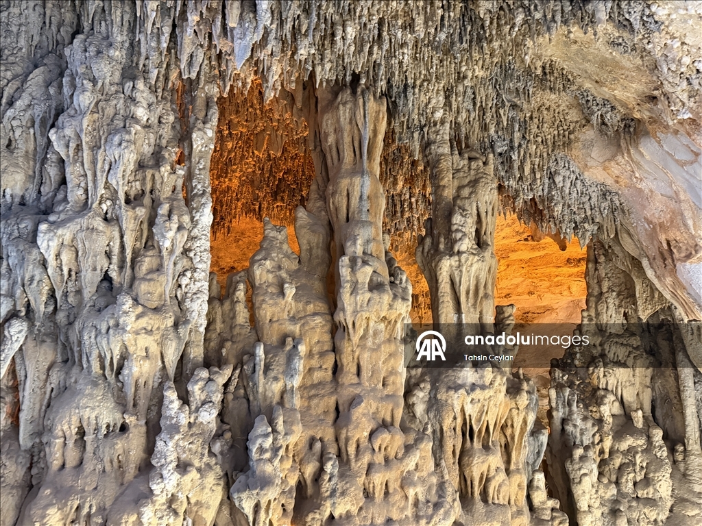 Подводная камера запечатлела красоты озера в пещере Гилиндире