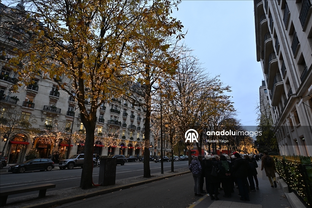 Рождественские украшения в парижской штаб-квартире Dior впечатляют