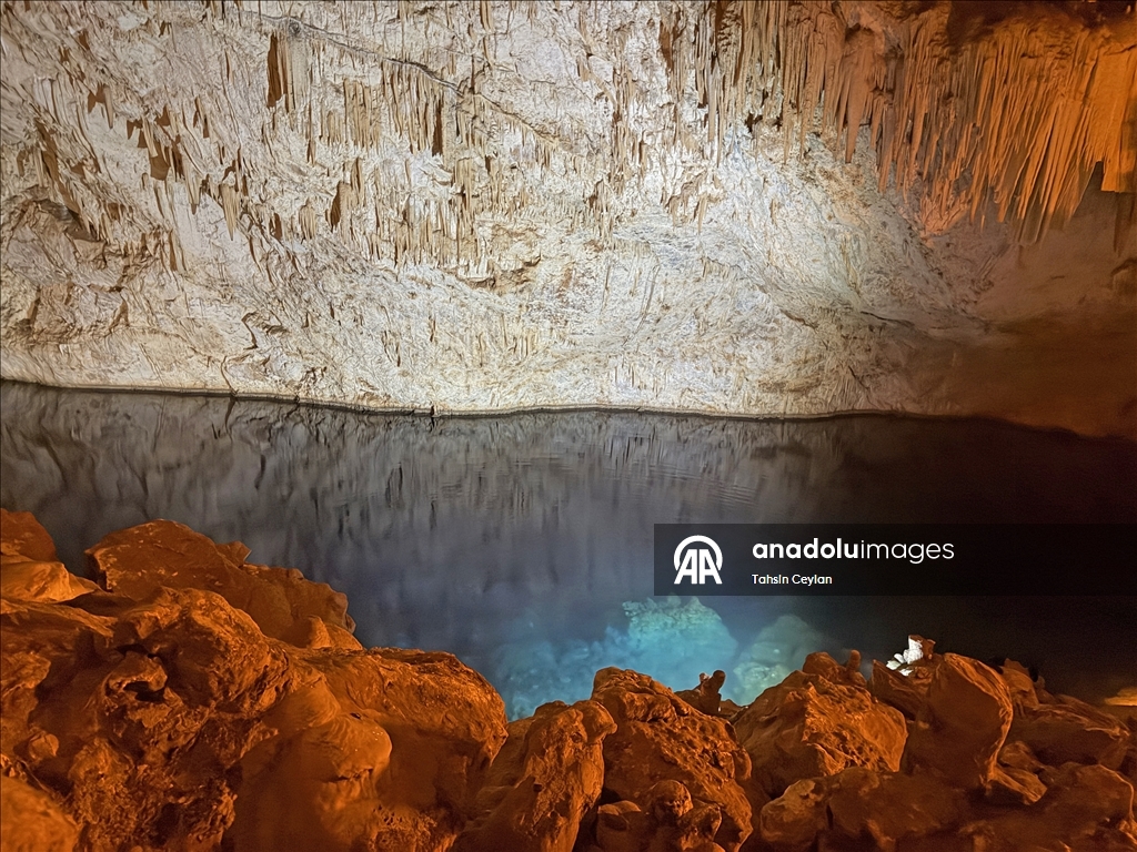 Подводная камера запечатлела красоты озера в пещере Гилиндире