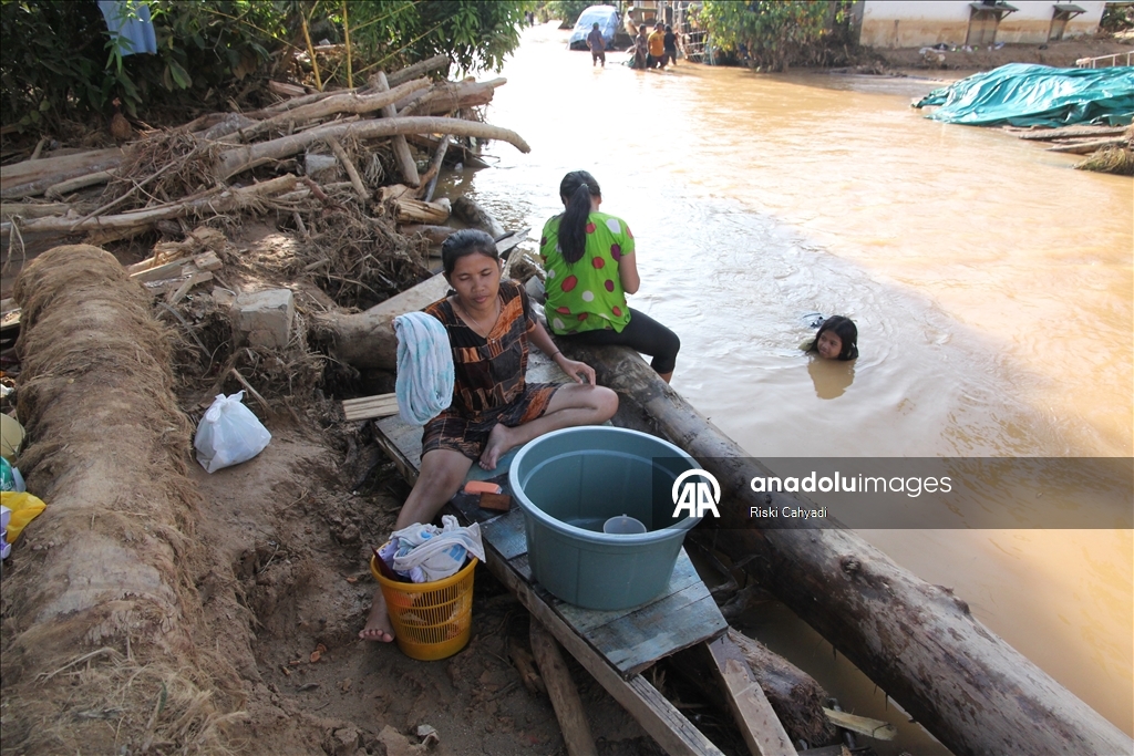 The impact of floods and landslides continues in Indonesia