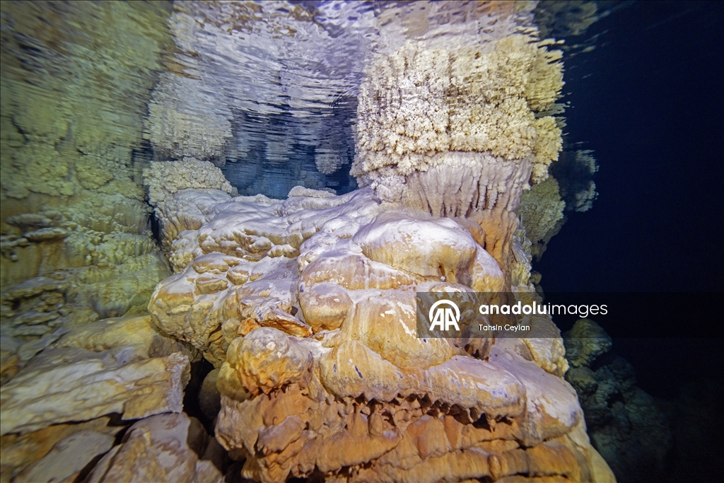 Подводная камера запечатлела красоты озера в пещере Гилиндире