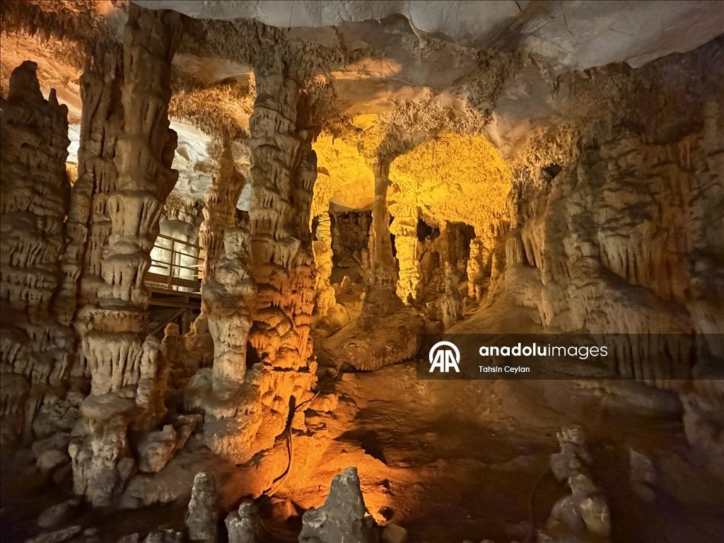 Подводная камера запечатлела красоты озера в пещере Гилиндире