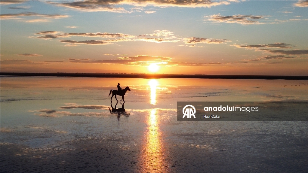Tuz Gölü'nde gün batımı kızıl tonlarıyla görsel şölen oluşturdu
