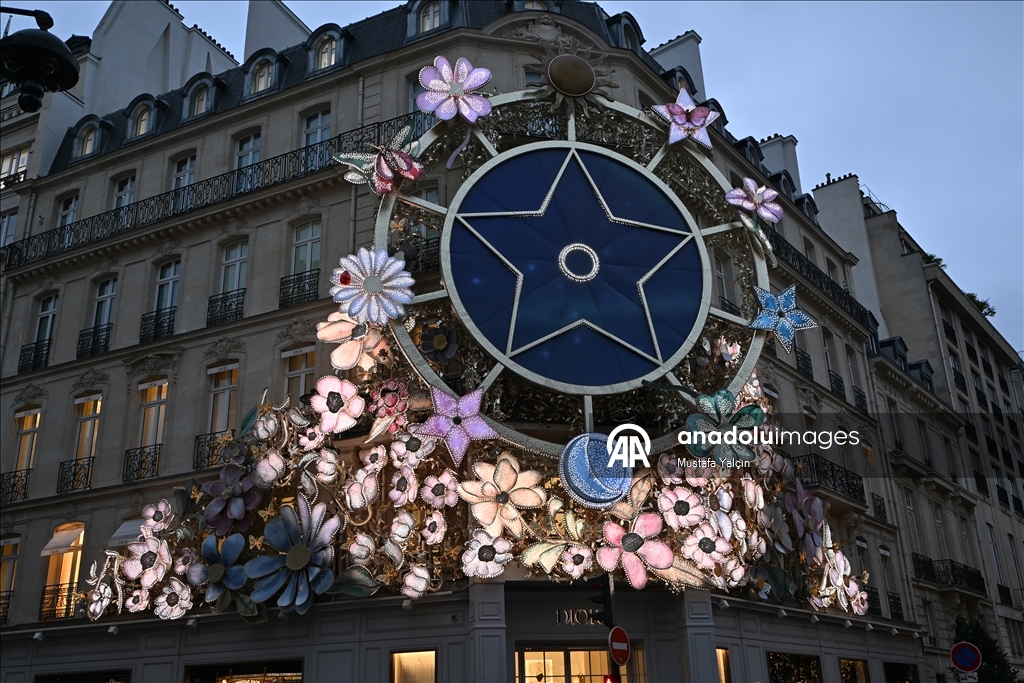 Рождественские украшения в парижской штаб-квартире Dior впечатляют