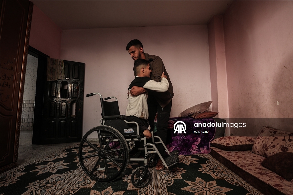 İsrail saldırısında iki bacağını kaybeden Gazzeli çocuk, eğitim hayatına dönmenin hayalini kuruyor