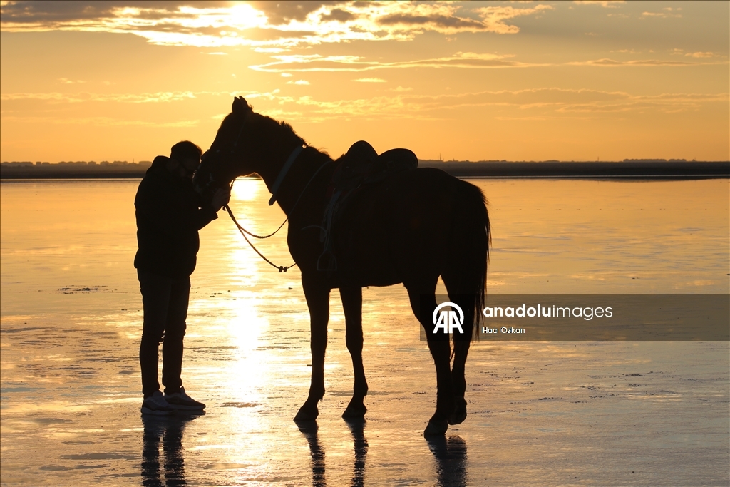 Red-hued sunset creates scenic views at Salt Lake in Turkiye’s Aksaray