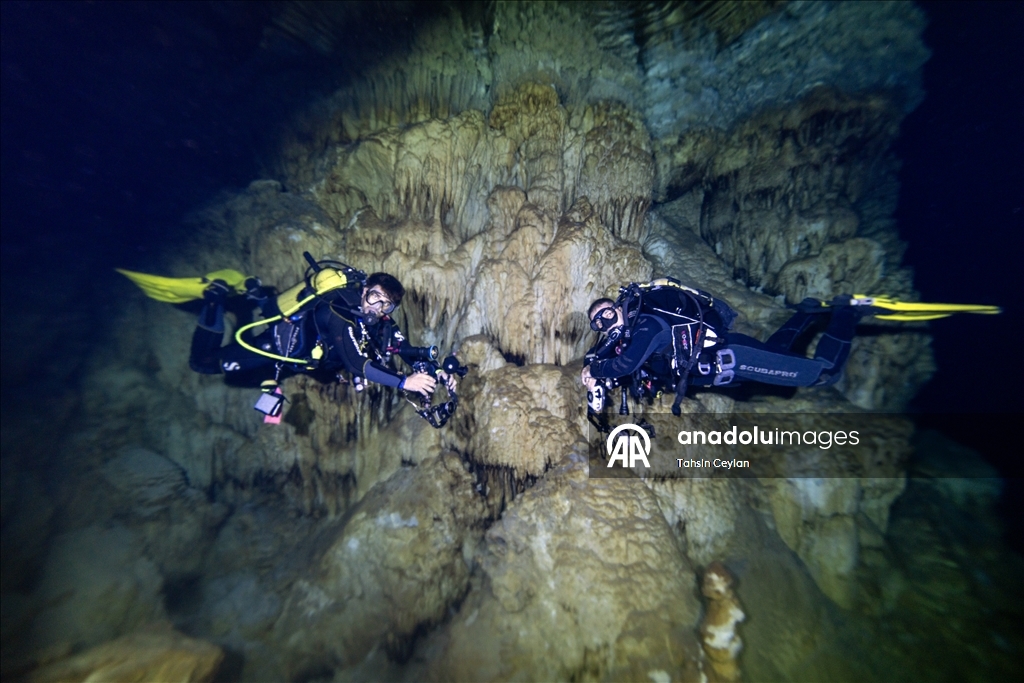 Подводная камера запечатлела красоты озера в пещере Гилиндире