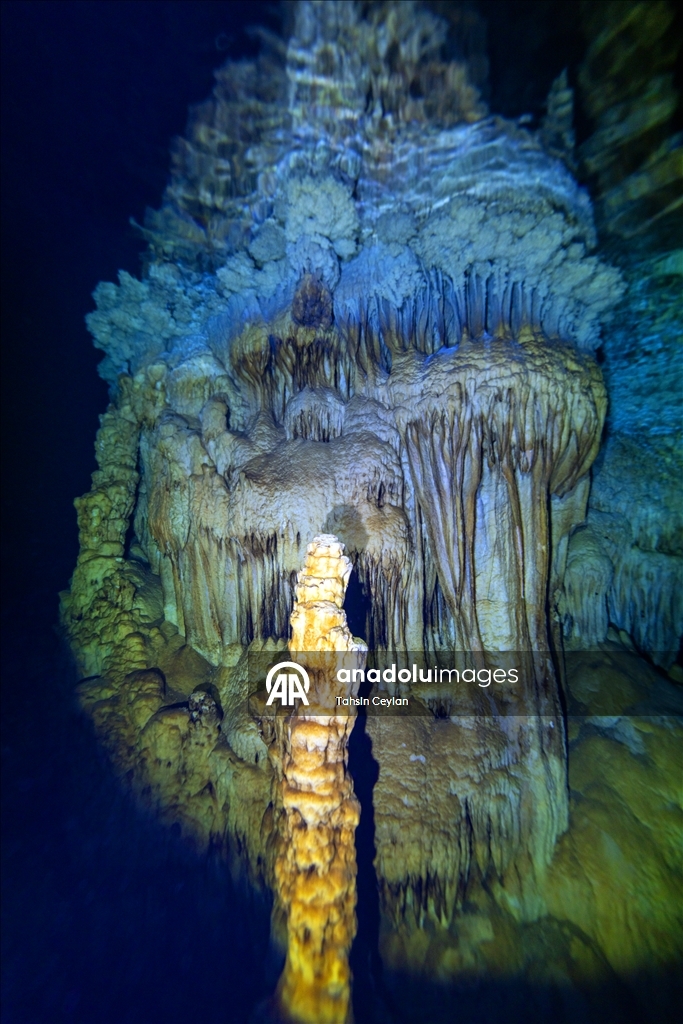Подводная камера запечатлела красоты озера в пещере Гилиндире