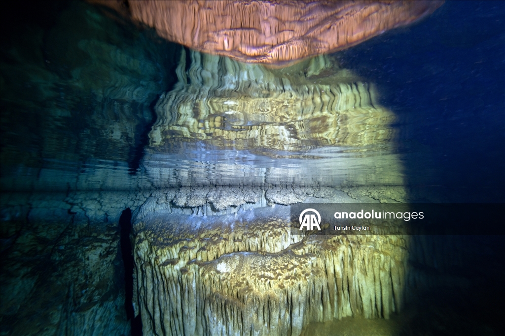 Подводная камера запечатлела красоты озера в пещере Гилиндире