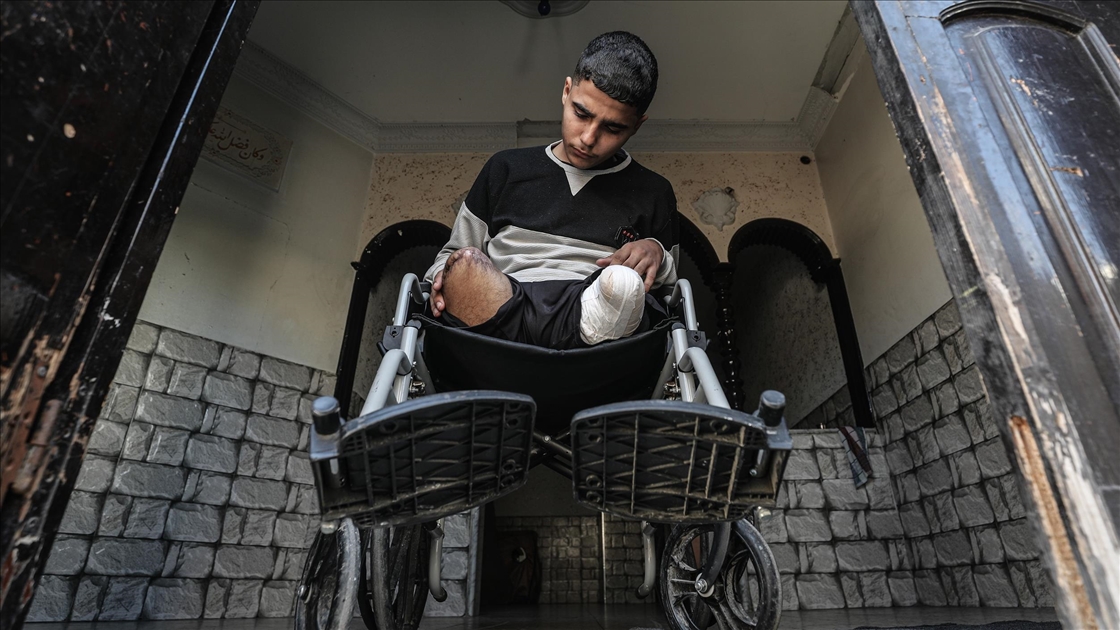 İsrail saldırısında iki bacağını kaybeden Gazzeli çocuk, eğitim hayatına dönmenin hayalini kuruyor