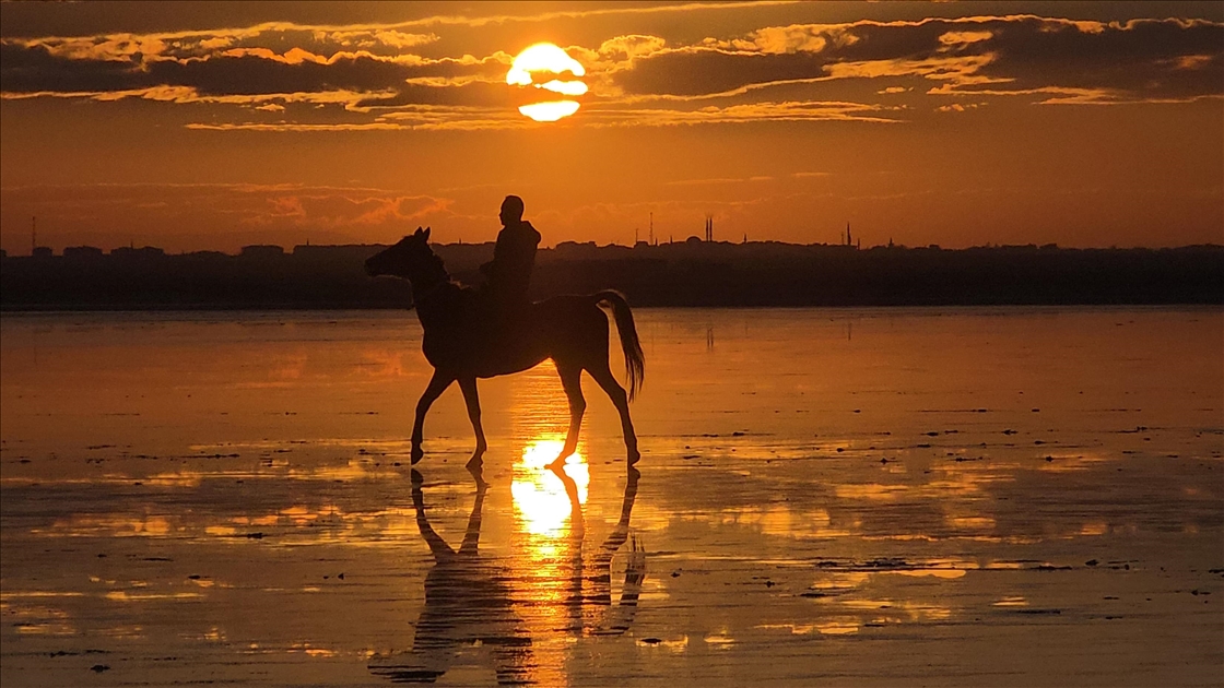 Tuz Gölü'nde gün batımı kızıl tonlarıyla görsel şölen oluşturdu