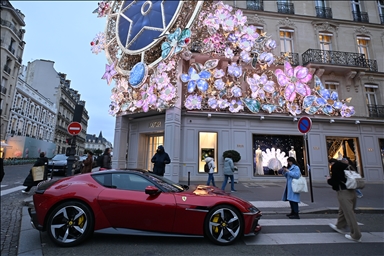 Рождественские украшения в парижской штаб-квартире Dior впечатляют