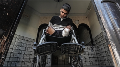 İsrail saldırısında iki bacağını kaybeden Gazzeli çocuk, eğitim hayatına dönmenin hayalini kuruyor