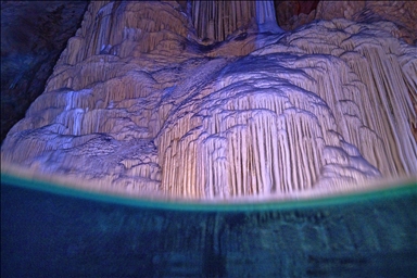 Подводная камера запечатлела красоты озера в пещере Гилиндире